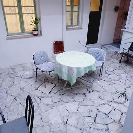Στην Αυλή Της Ράχης Apartment Каламата Екстериор снимка