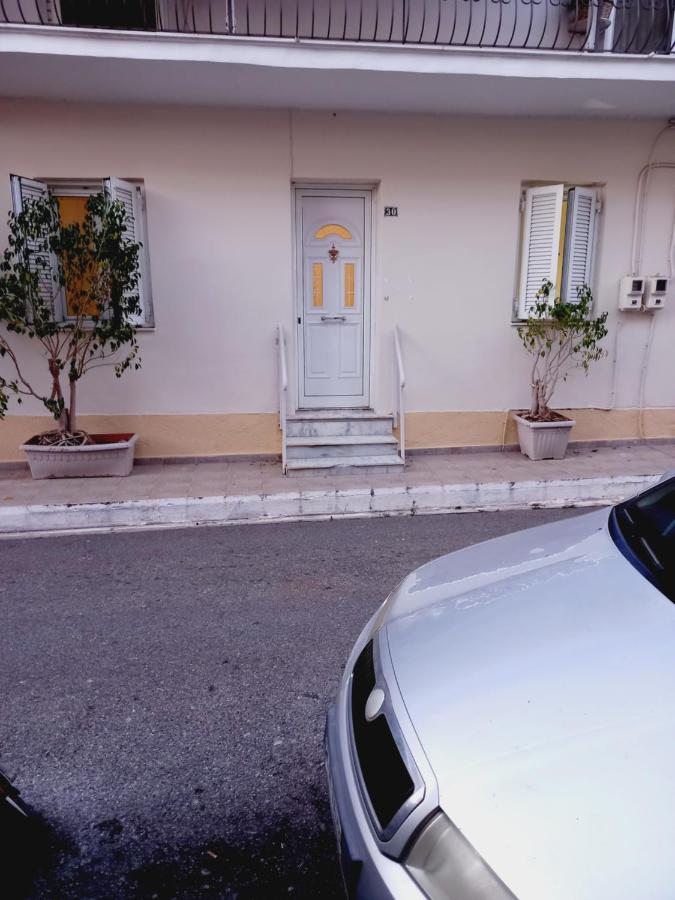 Στην Αυλή Της Ράχης Apartment Каламата Екстериор снимка