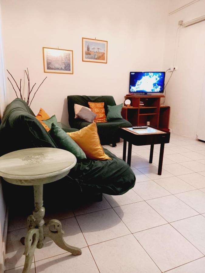 Στην Αυλή Της Ράχης Apartment Каламата Екстериор снимка