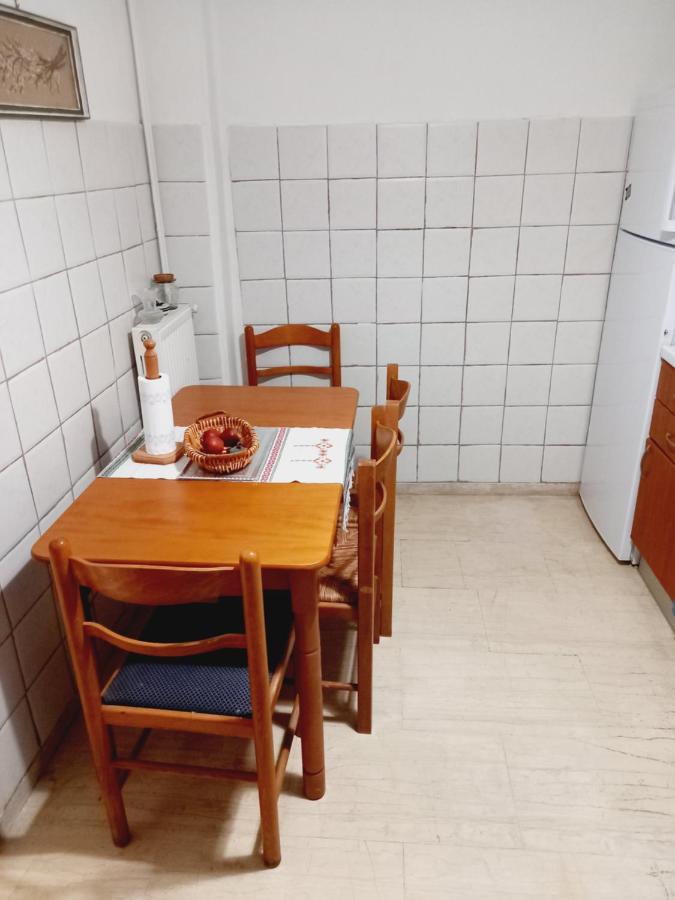 Στην Αυλή Της Ράχης Apartment Каламата Екстериор снимка