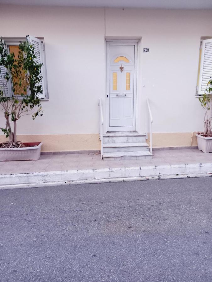 Στην Αυλή Της Ράχης Apartment Каламата Екстериор снимка