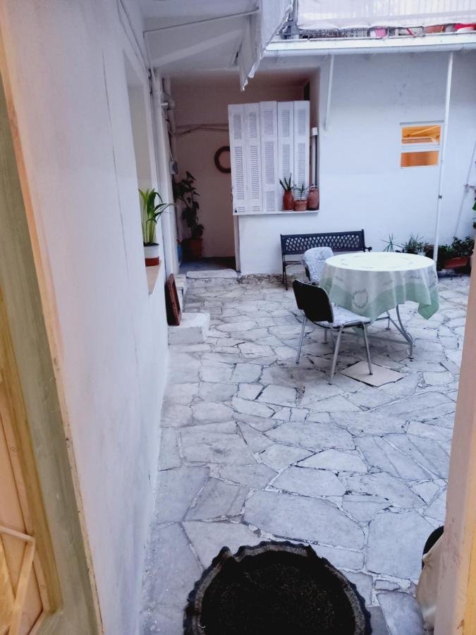 Στην Αυλή Της Ράχης Apartment Каламата Екстериор снимка