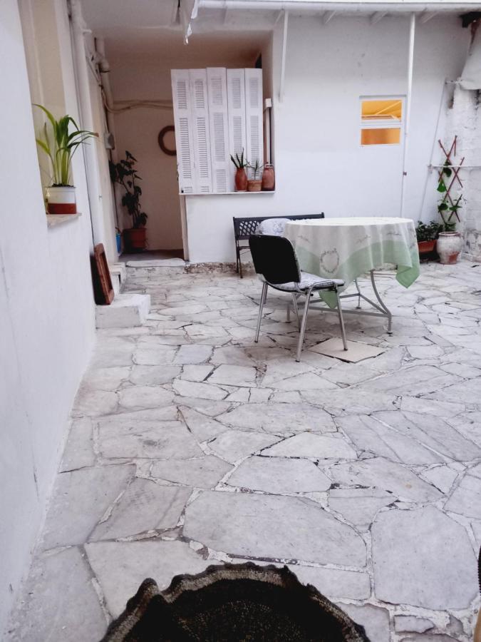Στην Αυλή Της Ράχης Apartment Каламата Екстериор снимка