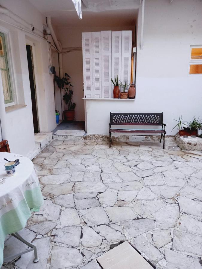 Στην Αυλή Της Ράχης Apartment Каламата Екстериор снимка