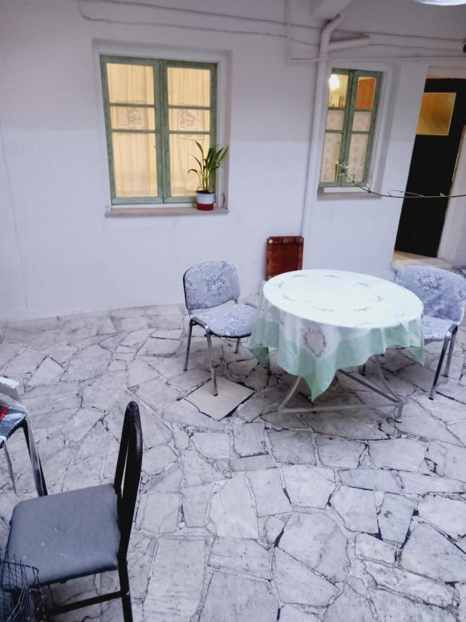 Στην Αυλή Της Ράχης Apartment Каламата Екстериор снимка