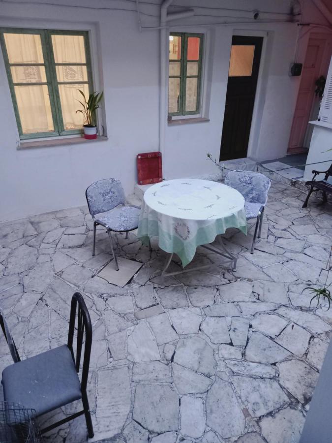 Στην Αυλή Της Ράχης Apartment Каламата Екстериор снимка