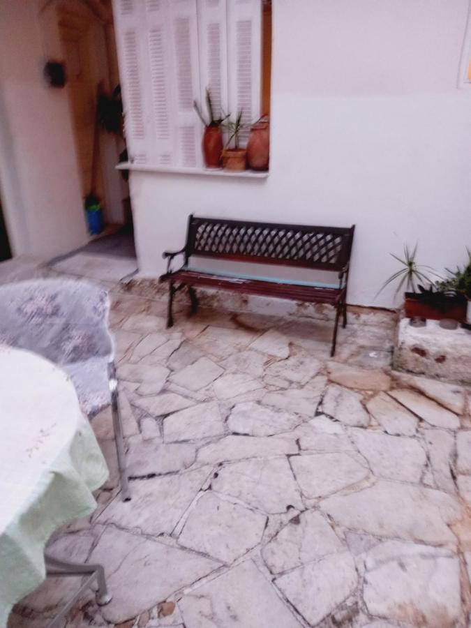 Στην Αυλή Της Ράχης Apartment Каламата Екстериор снимка