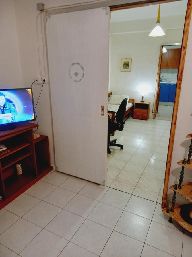 Στην Αυλή Της Ράχης Apartment Каламата Екстериор снимка